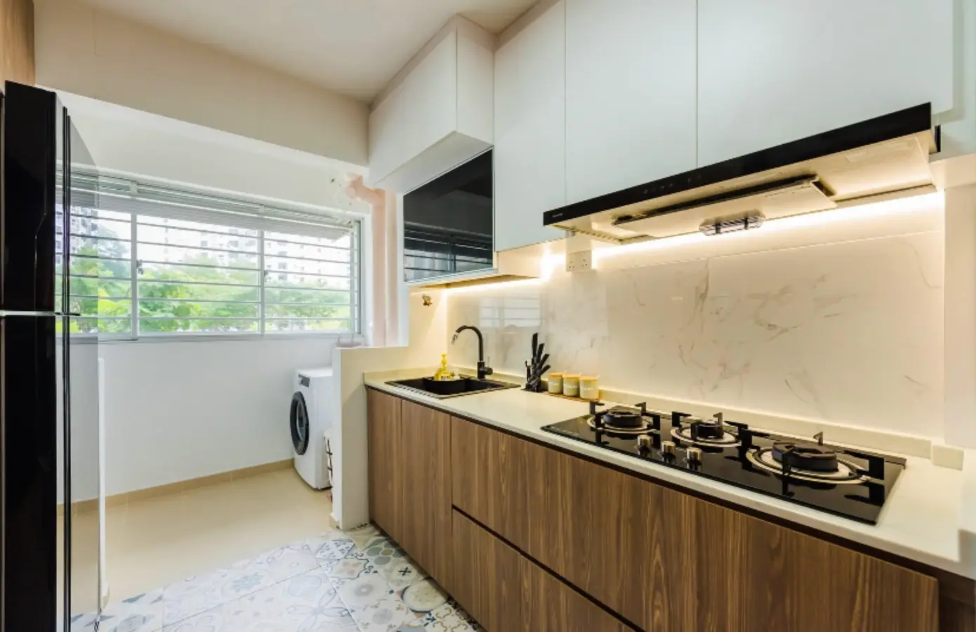 Woodgrain kitchen cabinets with full-height stone backsplash
